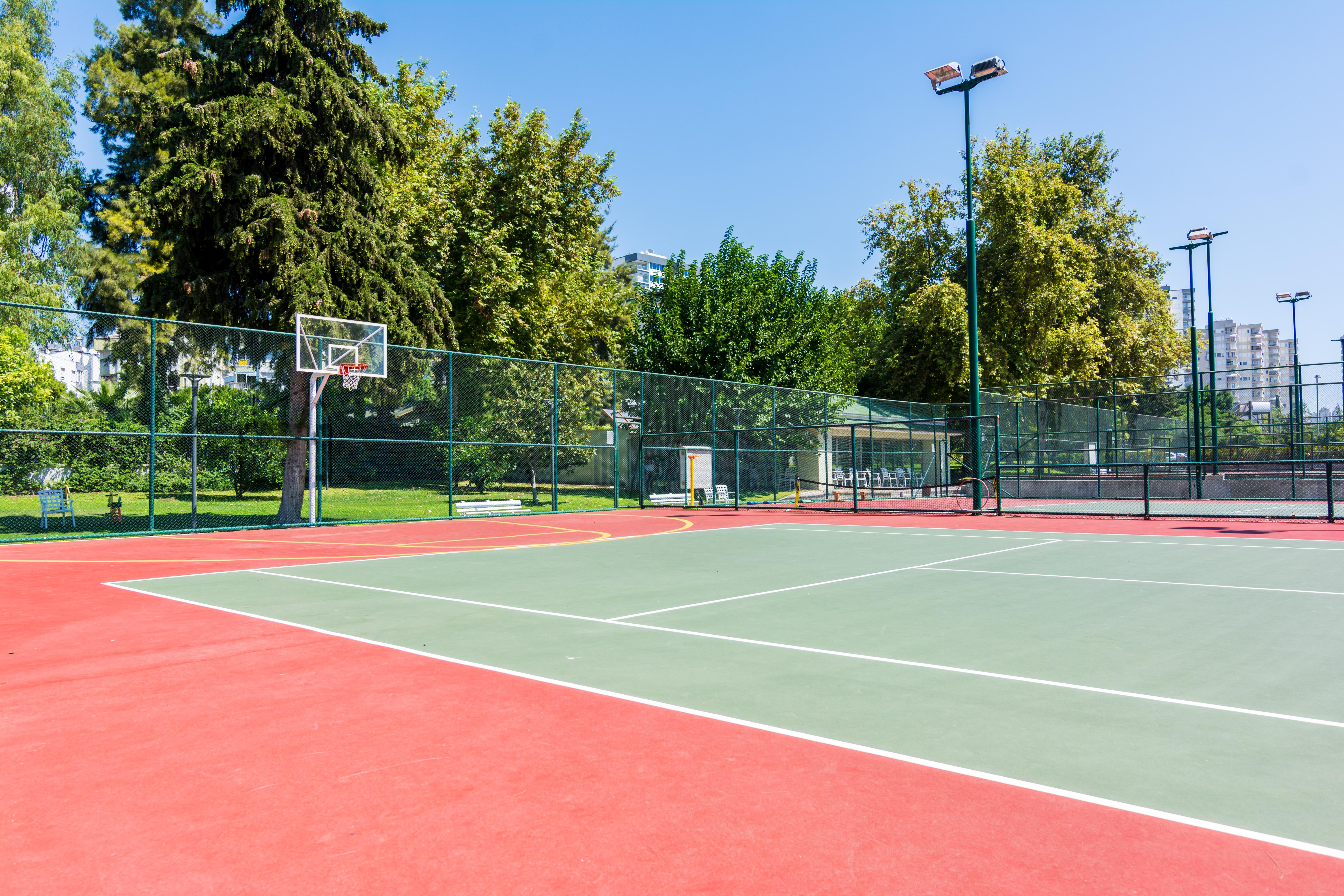 Akra Antalya Hotel Exterior foto Tennis and basketball courts