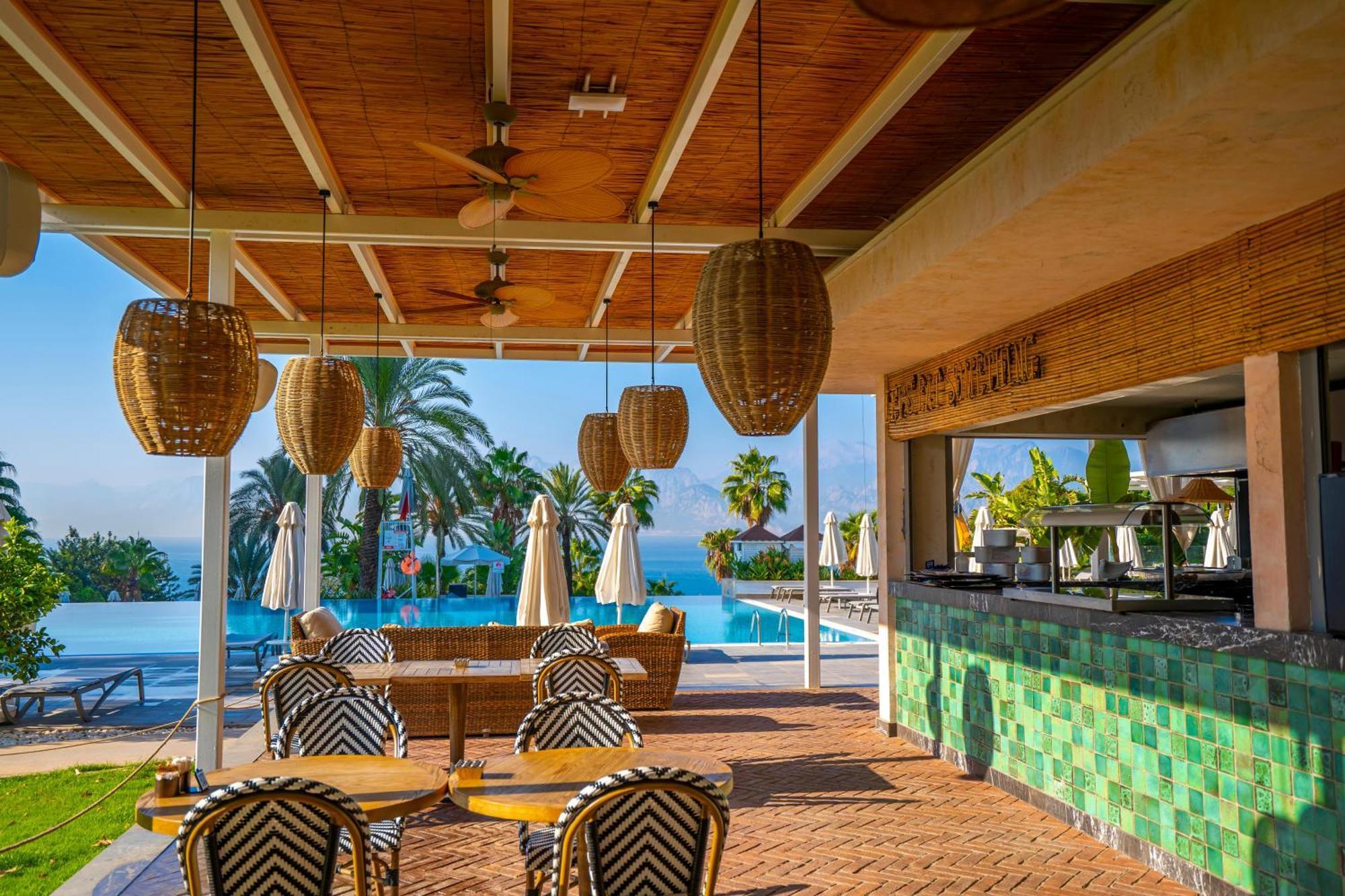 Akra Antalya Hotel Exterior foto The pool bar at the resort
