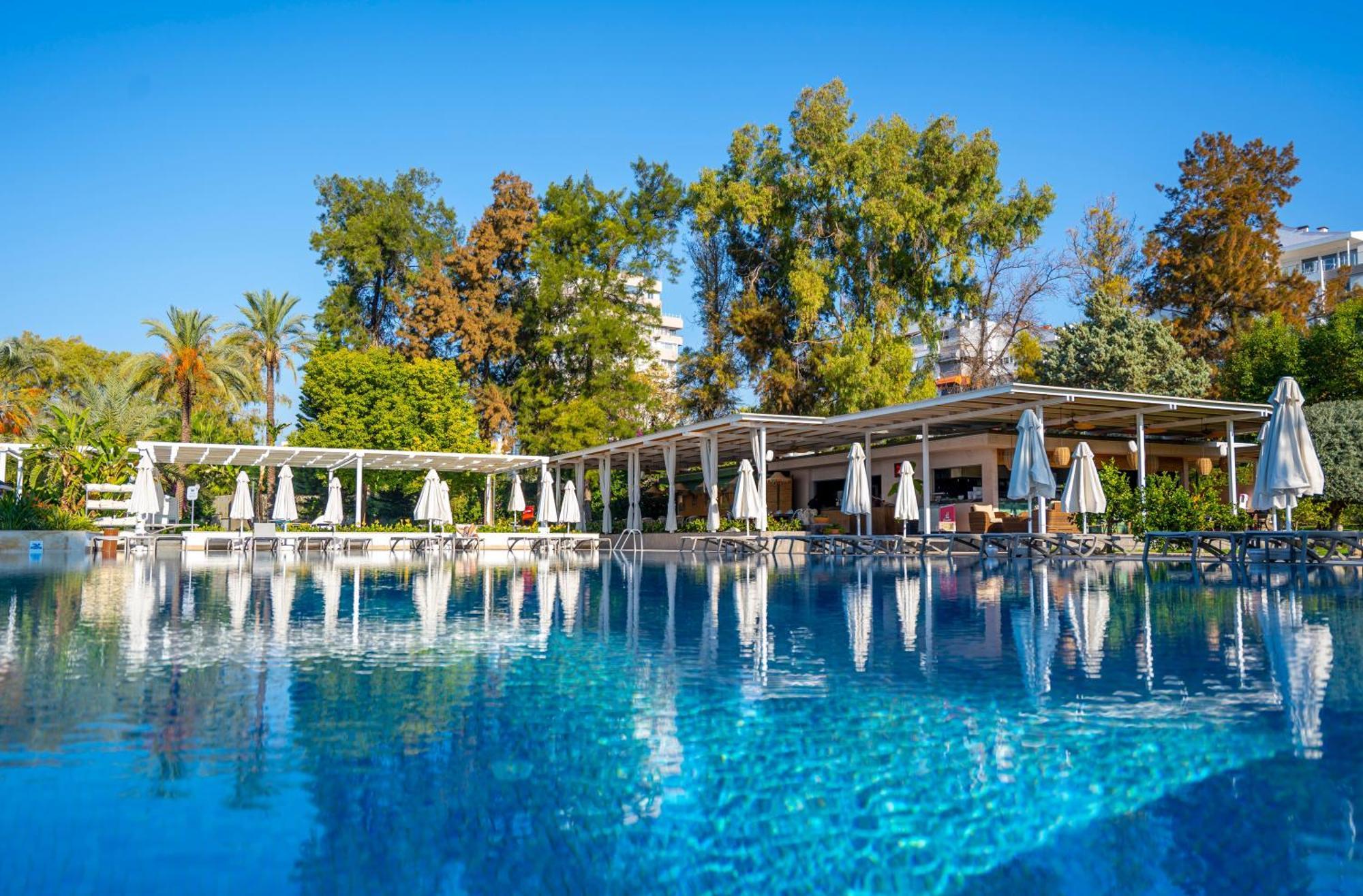 Akra Antalya Hotel Exterior foto The pool at the hotel